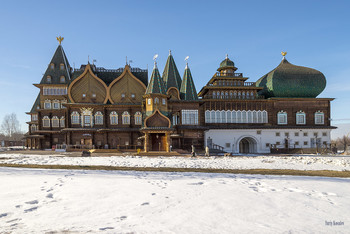 Коломенское / Дворец царя Алексея Михайловича. Деревянный царский дворец, построенный в подмосковном селе Коломенское во второй половине XVII века. Представлял собой систему клетей — отдельных деревянных помещений, соединённых переходами. В 2010 году на незастроенной территории музея-заповедника «Коломенское» была возведена историческая копия дворца в натуральную величину, фасады и общая планировка которой точно повторяют исходное сооружение XVII столетия.