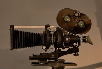 КИНОКАМЕРА Arriflex / Семейство ручных хроникальных киносъёмочных аппаратов со сквозным визиром и электроприводом, предназначенных для съёмки на 35-мм киноплёнку. Первая в мире кинокамера с зеркальным обтюратором. Выпуск начат фирмой Arri в Германии в 1937 году, и с многочисленными модернизациями продолжался до 1995 года. После войны в СССР выпускалась авиационная камера «АКС-4», скопированная с трофейного прототипа, а в США такая же копия получила название «Cineflex PH-330».