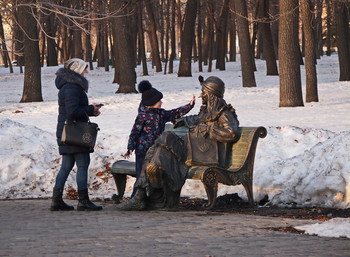арт-объект / в Самаре,в конце января в парке Гагарина открылся новый арт-объект,жителям очень понравился,носик уже стёртым практически оказался к апрелю месяцу