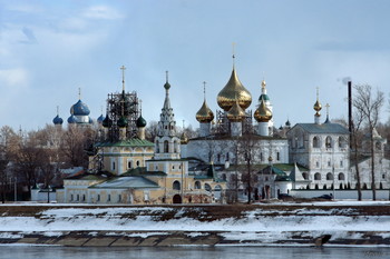 &nbsp; / -Церковь Рождества Иоанна Предтечи(в лесах)..правее-Воскресенский монастырь.С голубыми куполами--Богоявленский монастырь(Богоявленский собор).