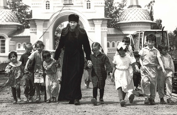 Отец Николай Стремский. / Отец Николай Стремский с приёмными детьми; 1996г.