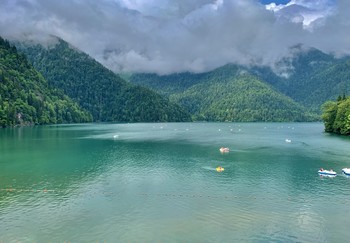Рица... / Озеро Рица, Западный Кавказ, 950 м над уровнем моря. Фото на телефон, 2019 г.
