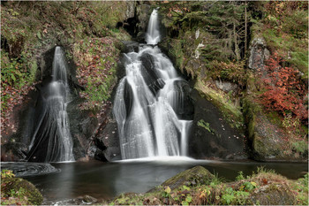 Водопад Триберг (Triberger Waterfall) / Семикаскадный водопад Триберг в одноименном городке в Шварцвальде считается самым высоким в Германии. Общая высота падения его вод, которые сюда приносит река Гутах, – 163 метра. Вдоль потока водопада устроено несколько смотровых площадок, а с наступлением темноты Триберг подсвечивается. Самый впечатляющий вид на водопад открывается, безусловно, снизу, зато с верхних площадок хорошо виден городок Триберг. К водопаду ведут три входа (все – платные). Неподалеку от водопада, в лесу, устроен веревочный парк на вершинах деревьев (в нем есть ограничения по возрасту и росту детей). Ниже Триберга находится озеро с практически ручными утками.