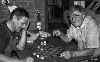 Игра / Игра в шашки. Скан с негатива. Фото сделано в 90-х годах прошлого века.