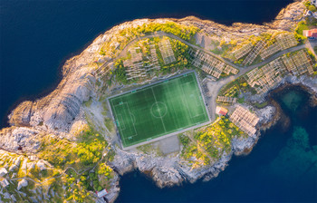 Поиграем? / Стадиончик по-норвежски, в окружении океана и сушилок для трески. 
Henningsvær, Lofoten, Norway