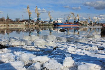 Весенний Выборгский порт. / После весеннего ледохода ,вода в порту превратилось в зеркало.