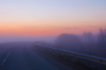 Акварельное апрельское утро / Рассвет в акварельных тонах в Рязанской области. Густой туман обволакивает окрестности, и на дороге почти ничего не видно. Так и ждешь ежика, выходящего из тумана.
