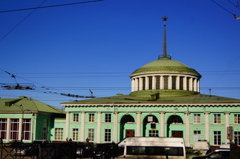 Ж/д вокзал в г Мурманск / Мурманск-самый большой из всех городов в мире,выстроенных за Северным полярным кругом.Город находится на Кольском п-ве в Заполярье. 
 Кольский п-ов вошёл в состав Московского княжества в 1478 году. В конце 19 века русское правительство приступило к рассмотрению проекта строительства порта и ж/д дороги в Заполярье.Реализация проекта была воплощена в начале Первой мировой войны.Незамерзающий Кольский залив Баренцева моря оказался подходящим местом для строительства базы морского флота.Датой основания города считается 4 октября 1916 г.В центре города находится ж/д вокзал. Он был построен в 1916г по окончанию стр-ва ж/д дороги.Отапливался вокзал печками.16 ноября 1922 г за 2 часа пожар уничтожил это здание,обшитое узкими досками.Новый вокзал был построен из брёвен за три месяца.Мурманский вокзал стал местом общения городских жителей.Во время Второй Отечественной Войны здание было уничтожено бомбами,но город немцам захватить так и не удалось! Здание,которое мы видим на снимке,было построено постепенно: Главный корпус открыт 1 мая 1954 г; пятнадцатиметровый шпиль в 1959 г; а левое крыло с залом ожидания в 1961г.