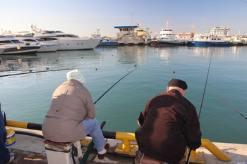 Рыбалке- все возрасты покорны / В Сочинском порту любители весенней рыбалки с утра занимают места у причала.