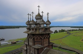 Покровская... / Вид со звонницы колокольни Кижского погоста на Покровскую церковь построенную безымянными зодчими в 1764 году.