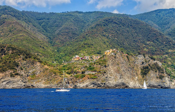 Вдоль лигурийского побережья / Italy, Cinque Terre, Corniglia
Вдали городок Корнилья - один из пяти населённых пунктов Чинкве-Терре. ( на высоте около 100 метров над уровнем моря)
Население около 150 человек