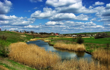 Река Еланчик...Апрель / Речка,заросли,деревья,село,небо,облака