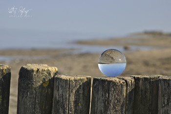 &nbsp; / Mit einem Lensball am Strand