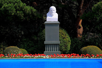 "И Ленин такой ..." / Крым. Никитский Ботанический сал. 19.04.21