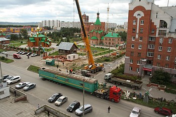 Взгляд с верху / Демонтаж вагончика, служивший временно для богослужений.