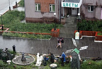 В дождь. / Дождь не повлияет на дела неотложные.