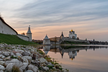 Псковский Кром (Кремль) / Рассвет над Псковским кремлем