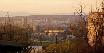 Панорама Раннее утро / Краешек солнца,выглянув из-за горизонта, скользнул лучами по окнам высоких зданий и вершинам деревьев... И снова спрятался в утренней дымке.