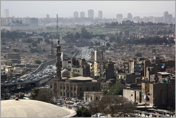 Каирский &quot;Город мёртвых&quot; / &quot;Город мёртвых&quot; (Каирский некрополь) - исламское кладбище на юго-востоке Каира, которое представляет собой 6-километровую систему гробниц и мавзолеев, протянувшуюся с севера на юг. В Городе мёртвых бурлит своеобразная жизнь: заброшенные мавзолеи и склепы используются как жилища маргиналов.