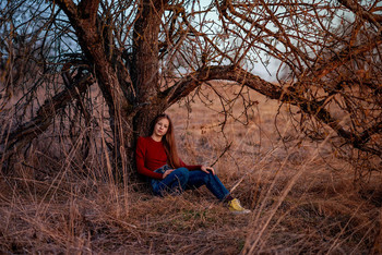 Портрет у старой яблони / модель Юлиана Смирнова