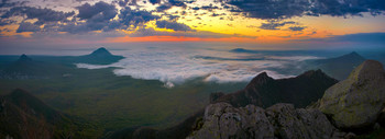 Майский рассвет над облаками / Гора Бештау, рассвет на высоте 1200 метров над уровнем моря