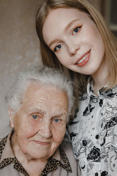 Бабушка / Бабушка с правнучкой , разница в 80 лет