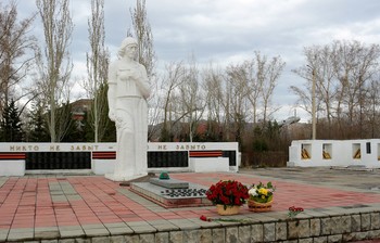 Никто не забыт, ни что не забыто / Памятник в У-Абакане павшим в боях в Великой Отечественной войне.