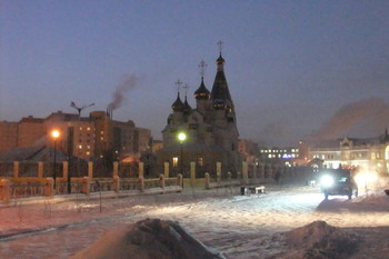 Зима в Якутске / На улице было -38. Была поземка. Вечер. Храм .