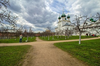 В Митрополичьем саду / Митрополичий сад – единственный в России реконструированный средневековый сад архиерейской резиденции XVII века.