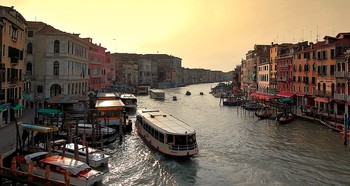Гранд-канал в Венеции / Гранд-канал — самая известная протока в Венеции между островами лагуны, одним из которых является Риальто. Является одной из главных транспортных артерий города. Канал проходит через весь город. Начинаясь с лагуны у вокзала, он проходит через весь город, повторяя перевернутую букву S и заканчивается, соединяясь с каналом Сан-Марко и каналом Ла-Джудекка у здания таможни. Длина канала составляет 3800 метров, ширина — от 30 до 70 метров, глубина — порядка 5 метров.