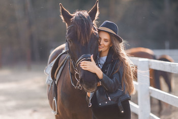 Счастье быть рядом / Девушка со своей лошадкой