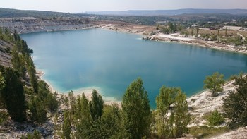 рукотворное озеро / Бывший карьер под Севастополем.Ныне используется для забора воды потребностям Севастополя.