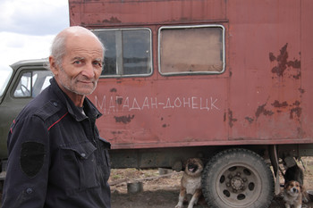 Еду я на Родину... / Анатолий Мешков едет на стареньком ГАЗ-52 из Магадана в Донецк. В сентябре этого года ему 70.С ним самое ценное- семь собак и кошка с котятами.
