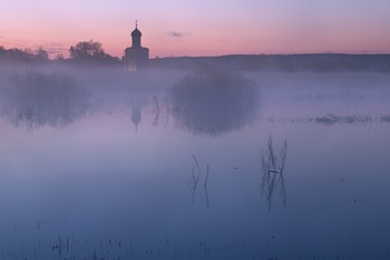 Раннее утро в Боголюбово / Вид на храм Покрова на Нерли (12 век)