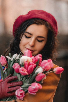 Охапка тюльпанов / Девушка с цветами