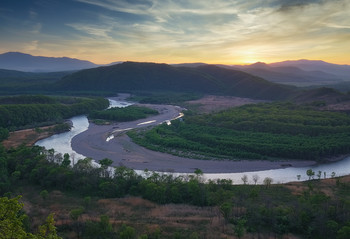 река и её берега.. / Вечерний вид со скалы Орёл.....Приморская весна 2021.