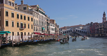 Переправа / Гондолы, работающие на переправе через Гранд Канал. Венеция, 2011 г.