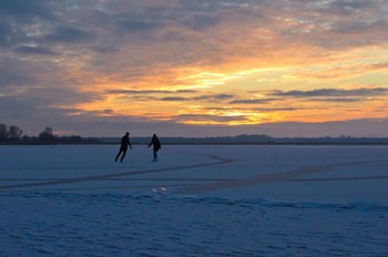 Супер-каток / Катание на коньках по замерзшему озеру.