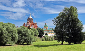 Покровский Хотьков монастырь / Слева на право; Никольский собор, построенный в русско-византийском стиле, в 1900—1904 годах, Покровский собор, в стиле классицизма с боковыми портиками. Выстроен в 1811—1816 годы.