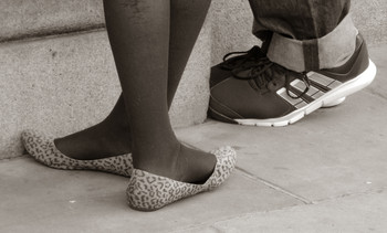 Первое свидание / Как уверяют психологи, положение ног может многое сказать о характере человека