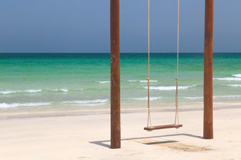Пляж Аль-Хан, Шарджа (ОАЭ). / Типичная пляжная фотография. Песок, чистая вода, легкие волны, качели на берегу. Скучно, согласен. Но вспомнить приятно, особенно в нашу холодную весну. Тепла ведь много не бывает.