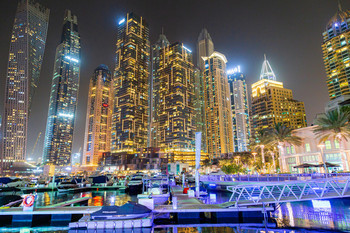 Дубай Марина, ночная панорама. / Вид на миллионы огней района Дубай Марина, одного из самых престижных районов города и мира. Вместо парковок с машинами там причалы с яхтами в рукотворном заливе. Жить там дорого, наверняка. Но гулять можно бесплатно, это радует.