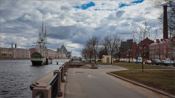 На Петроградской набережной... / ***