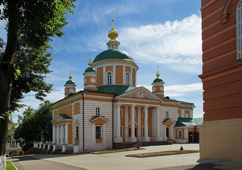 Покровский Хотьков монастырь / Покровский собор, в стиле классицизма с боковыми портиками. Выстроен в 1811—1816 годы.