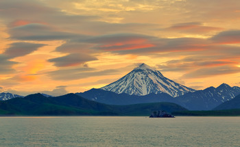 heavenly colors / Летняя Камчатка. Вид с судна на вулкан Вилючинский.