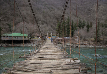 Подвесной мост / Абхазия.Подвесной мост через реку Бзыбь.