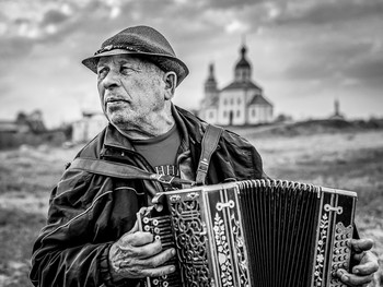 Гармонь-кормилица / Суздаль, уличный музыкант.