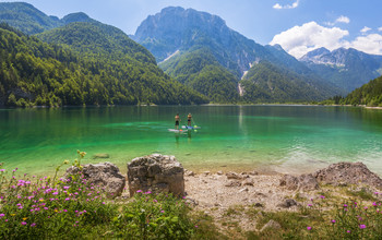 Северная Италия. Альпы. Горное озеро Лаго-дель-Предиль. / Этот райский уголок - горное озеро Lago del Predil - мы нашли в горах на севере Италии, куда случайно заехали, путешествуя в Альпах по Словении.
