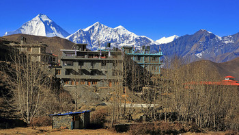 Утро в деревне / Непал, Гималаи. Нижний Мустанг. Деревня Ранипаува, Дхаулагири, горы