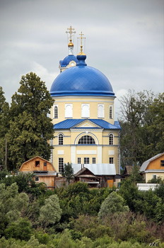 Церковь Успения Пресвятой Богородицы . / Яромаска. Храм построен по уникальному проекту в стиле русского классицизма. Двухэтажный. Основной объём имеет центрический, близкий к овальному, план. Храм увенчан полусферическим куполом на цилиндрическом барабане. Колокольня трёхъярусная. Основание колокольни четырёхгранное, второй и третий ярусы восьмигранные со сквозными пролётами.